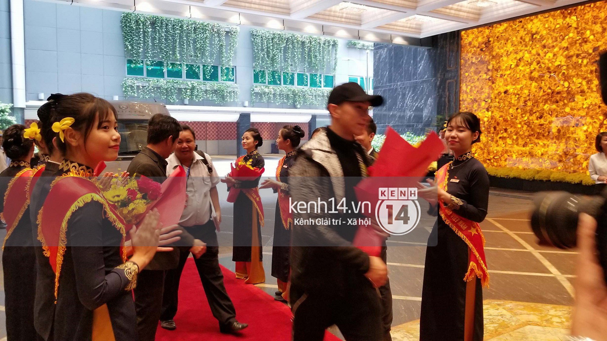 Fan đón U23 hạ cánh Sài Gòn cuồng nhiệt không khác gì sao Hàn! Fan đón U23 hạ cánh Sài Gòn cuồng nhiệt không khác gì sao Hàn!